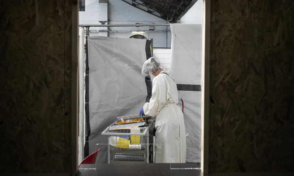 El personal sanitari prepara el material per ala vacunació de la covid a Brusseles