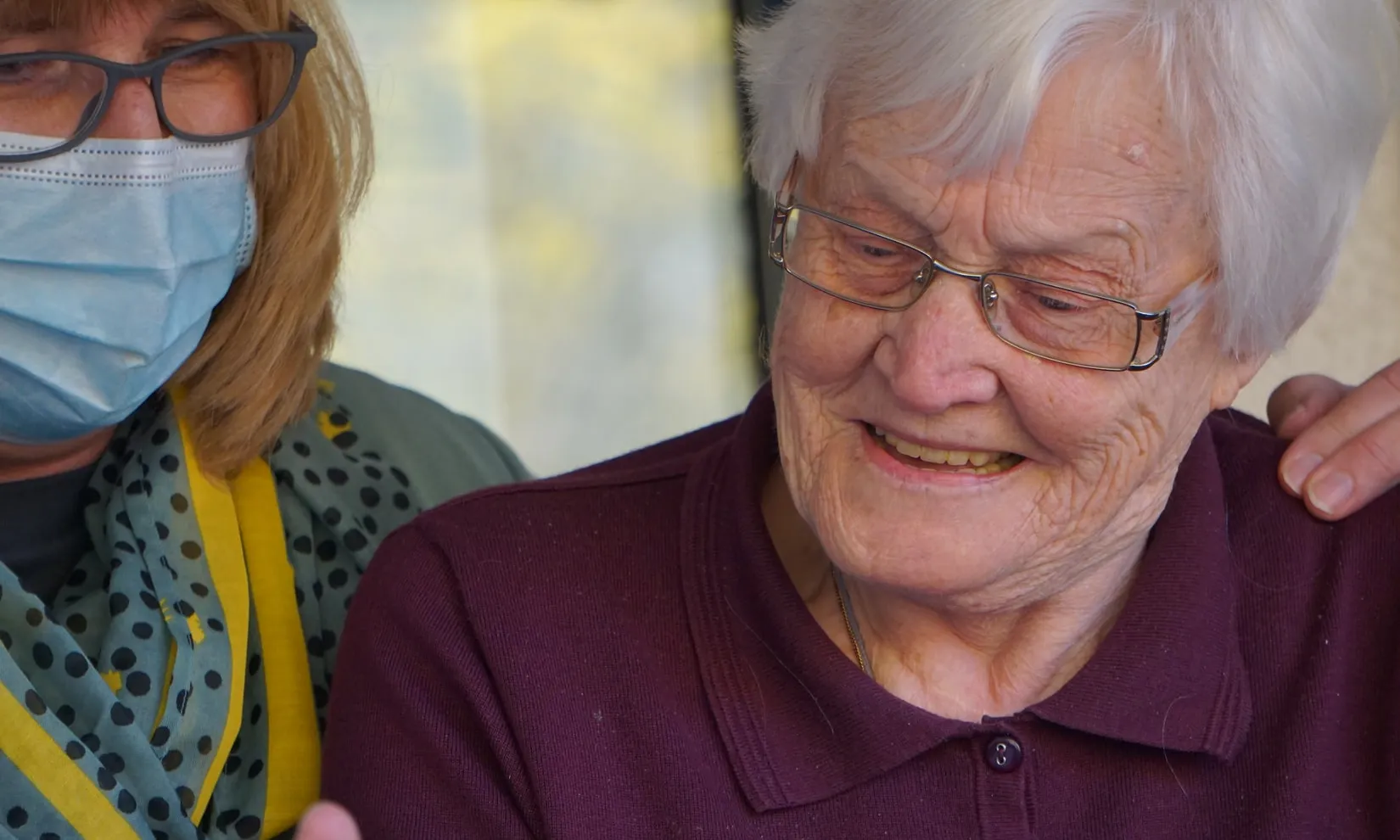 L’Ajuntament de Valls, la Fundació Ginac i Càritas busquen voluntariat per acompanyar a les persones grans. Font: Unsplash.