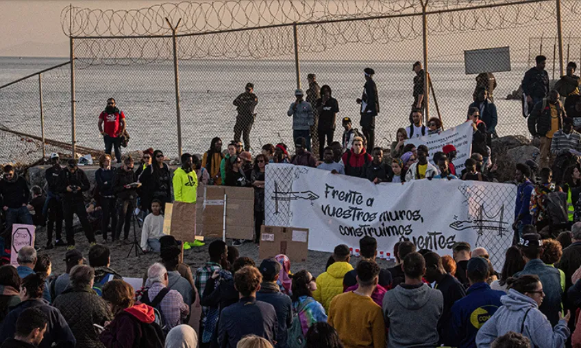 Quinze persones van morir ofegades a la platja de Tarajal, a Ceuta intentant creuar des del Marroc. 