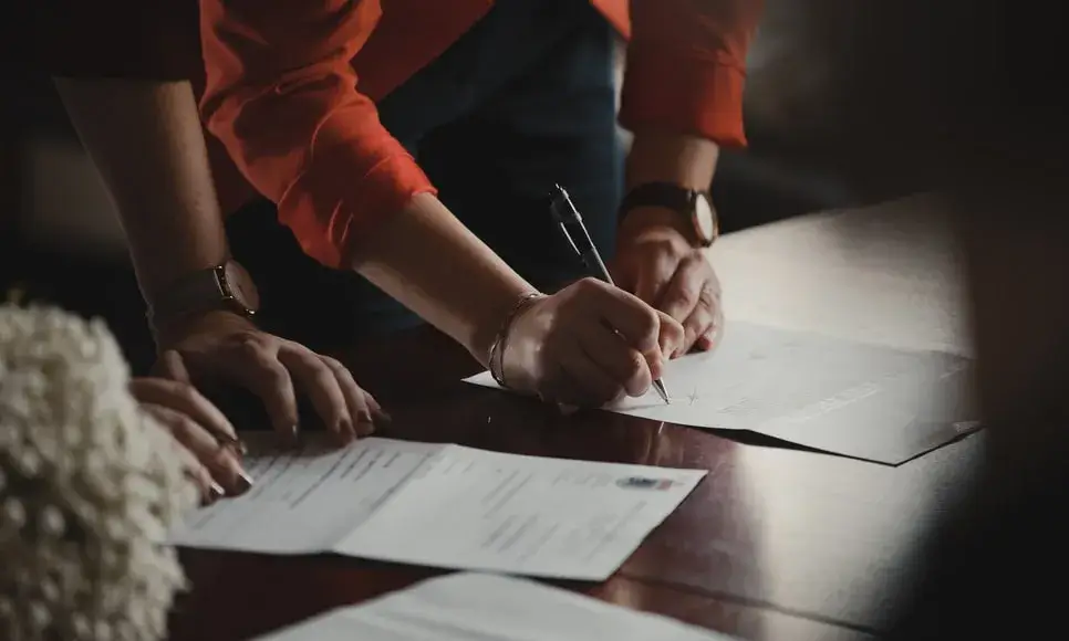 Els estatuts són la norma bàsica de funcionament d’una associació, a més de ser una eina de prevenció i de gestió de conflictes. Font: Unsplash.