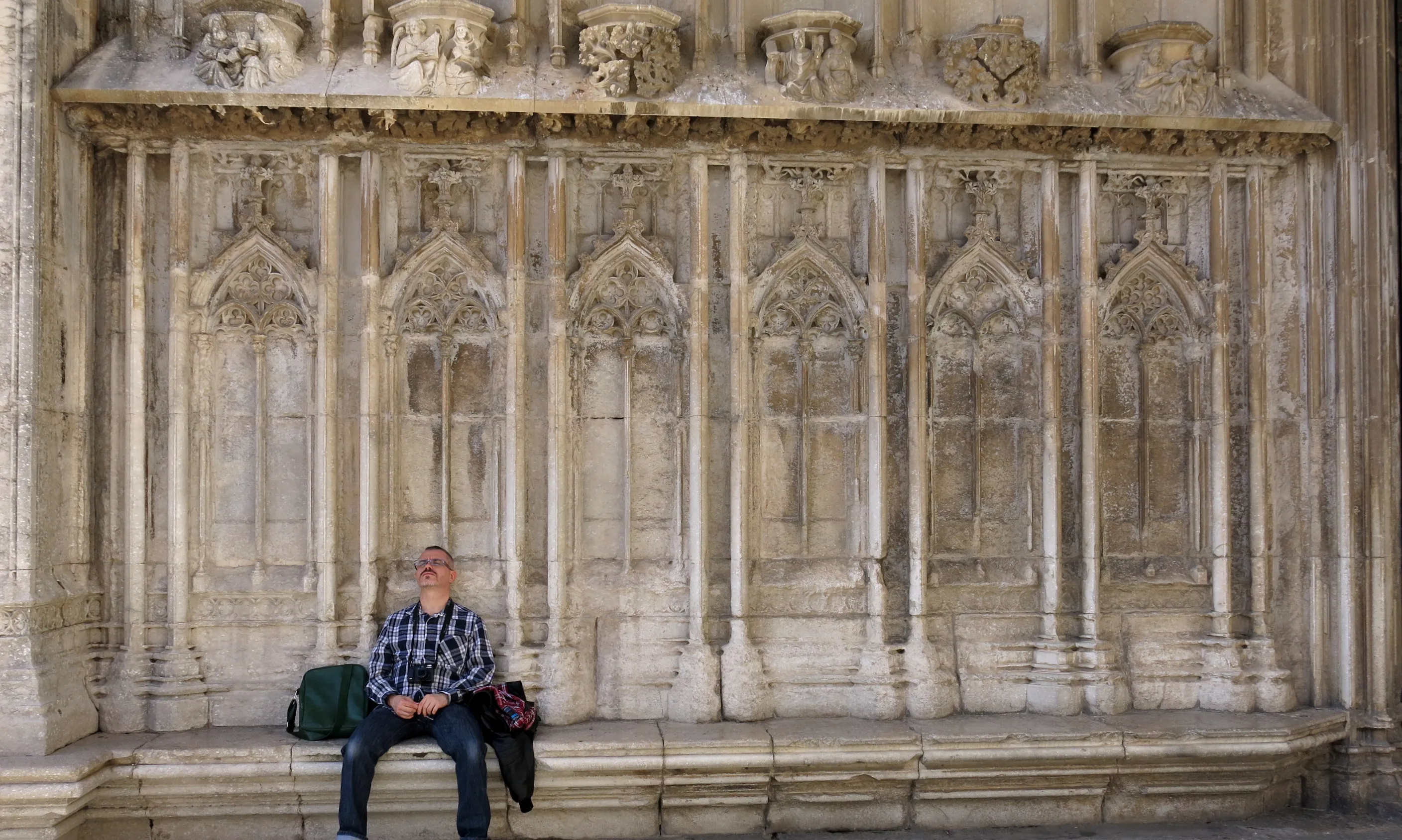 Un voluntari espera a la Catedral de Girona per fer voluntariat.