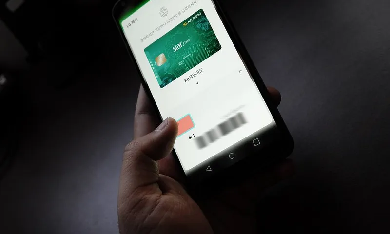 Fotomuntatge de una persona utilitzant una app de fintech. Imatge de Aaron Yoo. Llicència d'ús CC BY-ND 2.0