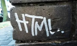 Fotografia d'un graffiti sobre el llenguatge HTML. Imatge de Markus Tacker. Llicència d'ús CC BY-ND 2.0