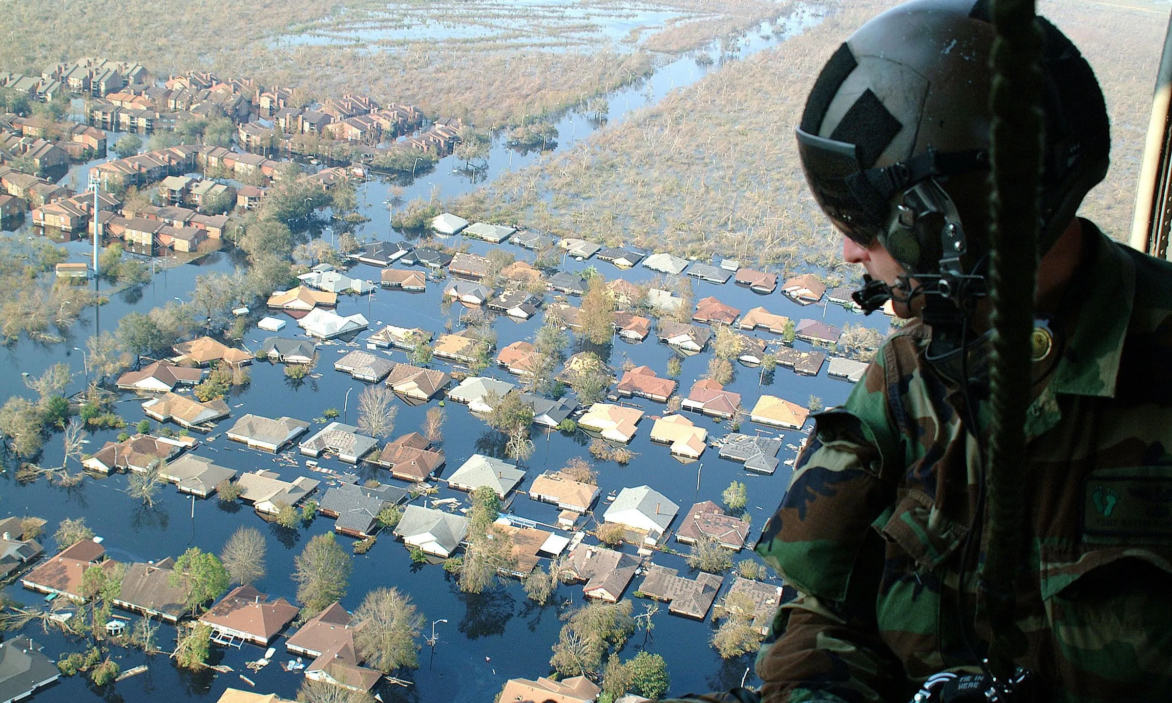 Helicòpter militar sobrevolant una zona afectada per inundacions.