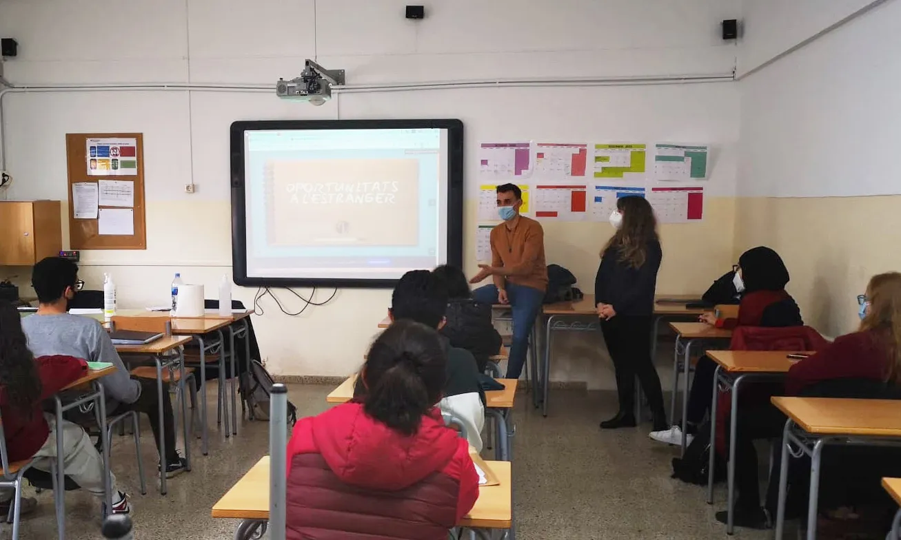 La Dori i el Ricardo, voluntaris de la Víbria fent una xerrada en un institut.