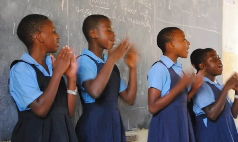 Degut a l'abandonament escolar per la menstruació, les noies perden una mitjana del 25% d'hores lectives. 