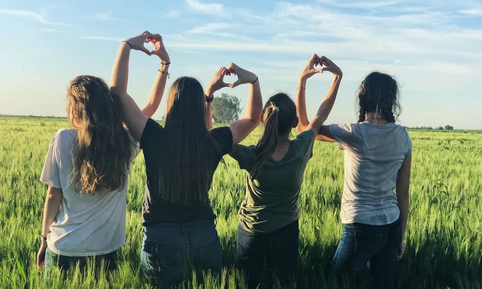 El programa ‘Comparteix una Aventura’ neix amb l’objectiu de contribuir al benestar emocional d'aquest jovent a través d'activitats d'aventura com l’equinoteràpia, l’escalada, vela o caiac. Font: Unsplash.