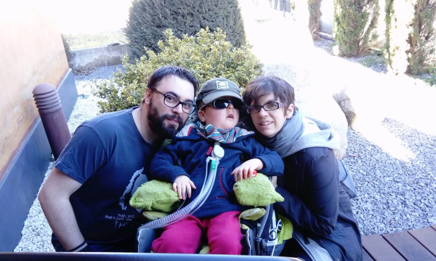 L'Àlex, la Glòria i el Lluc, al jardí de casa seva a Manlleu.