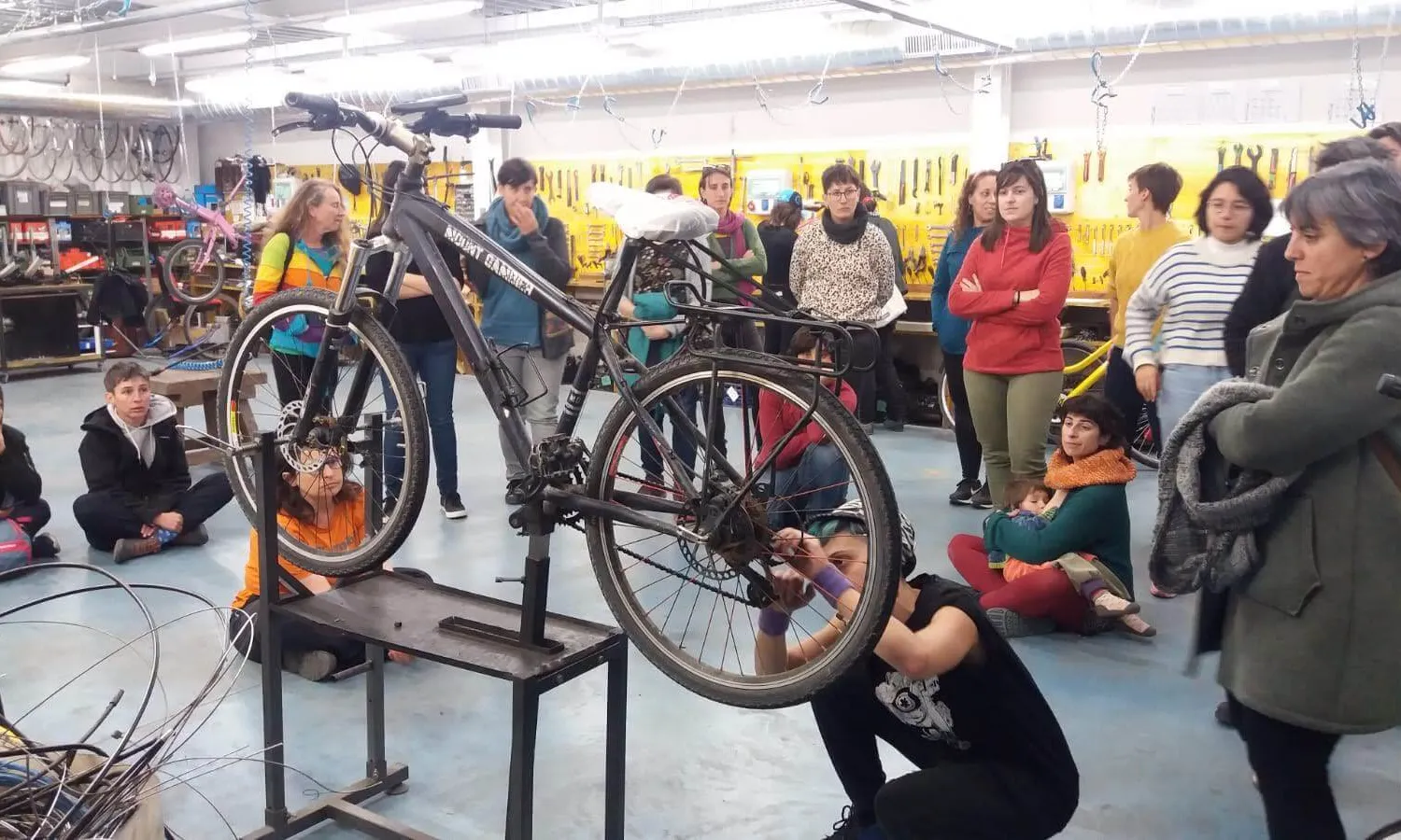Taller de dones sobre mecànica de bicicletes a Biciclot.