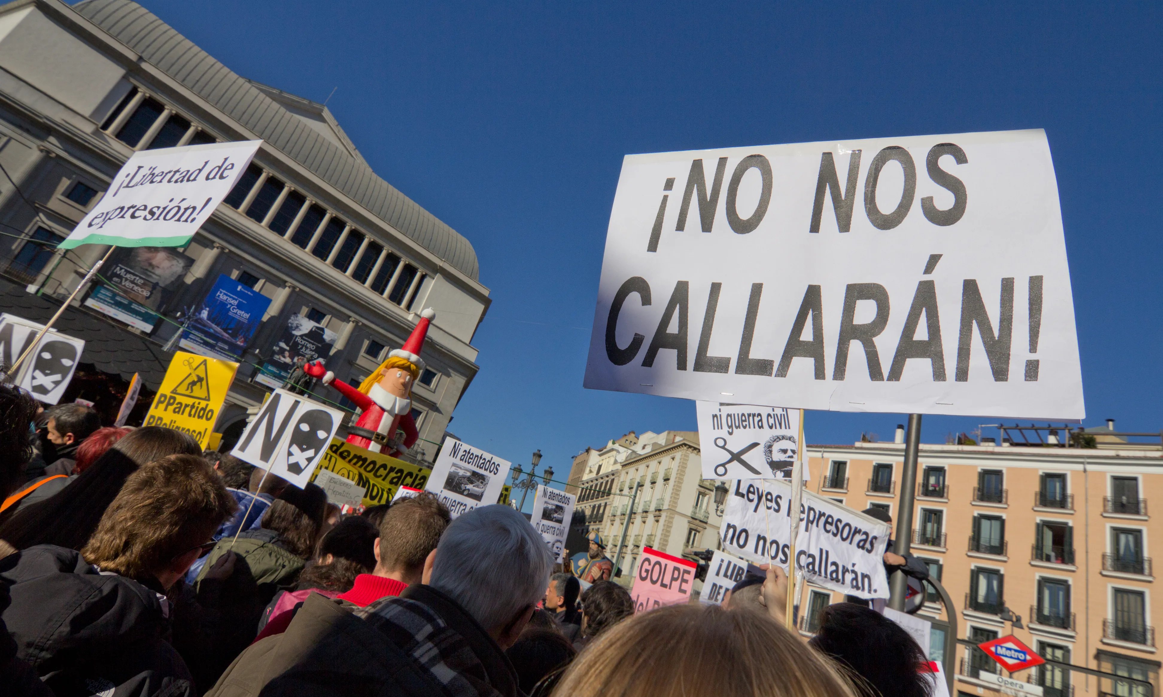 L'entrada a la presó de Hasél ha tingut una resposta al carrer.