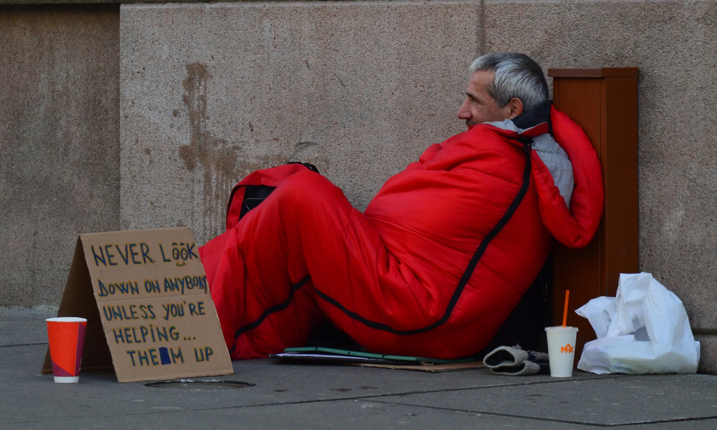 El sensellarisme té a veure amb la violència estructural.