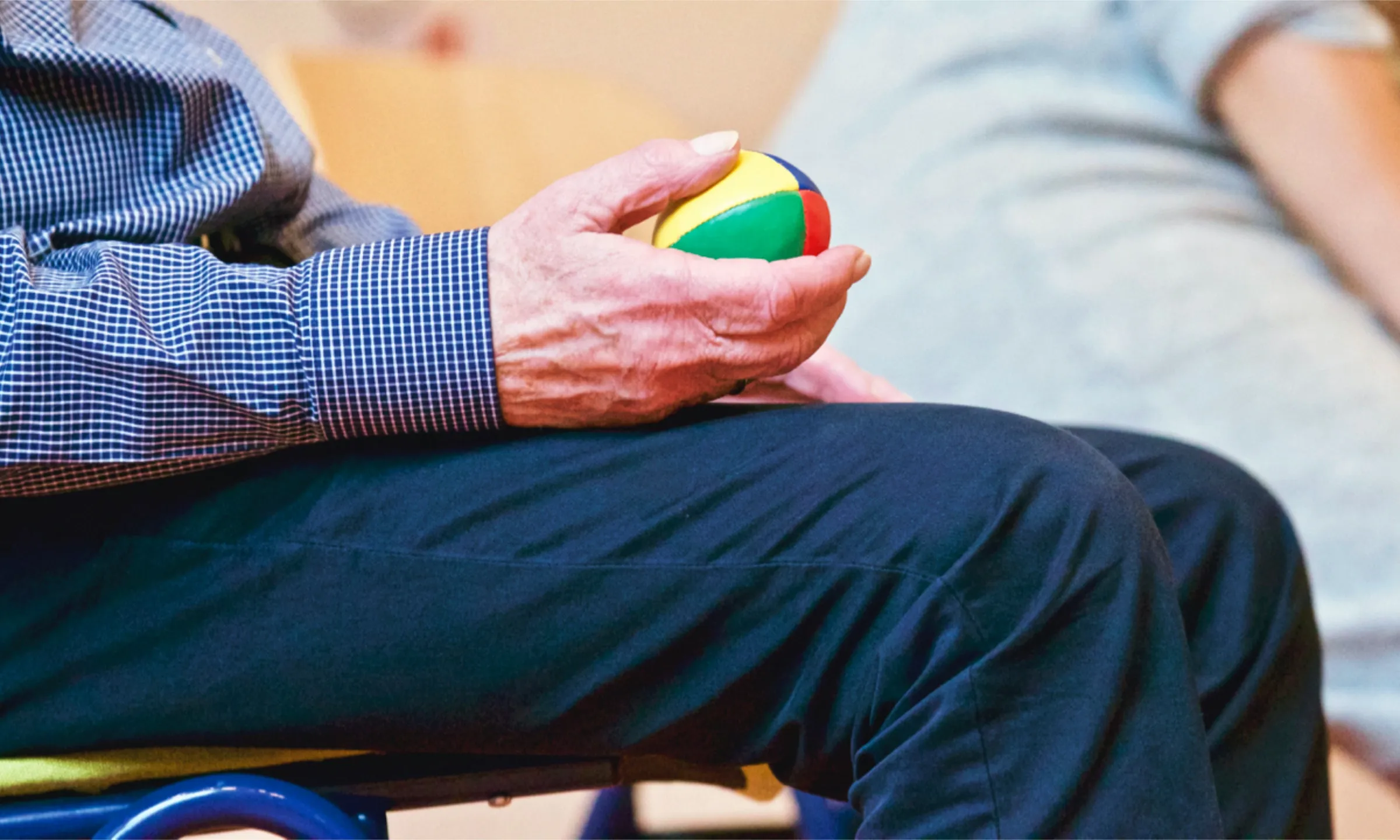 Alguns tractaments rehabilitadors, a més d'un estil de vida actiu, intel·lectualment i físicament, permet alentir l'aparició de determinats símptomes.