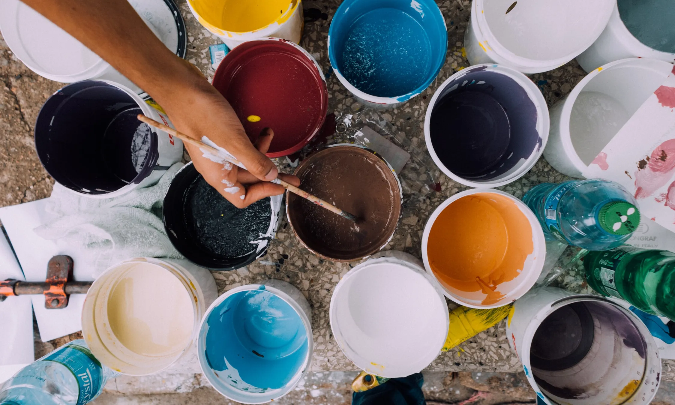 Foto zenital de pots de pintura de colors