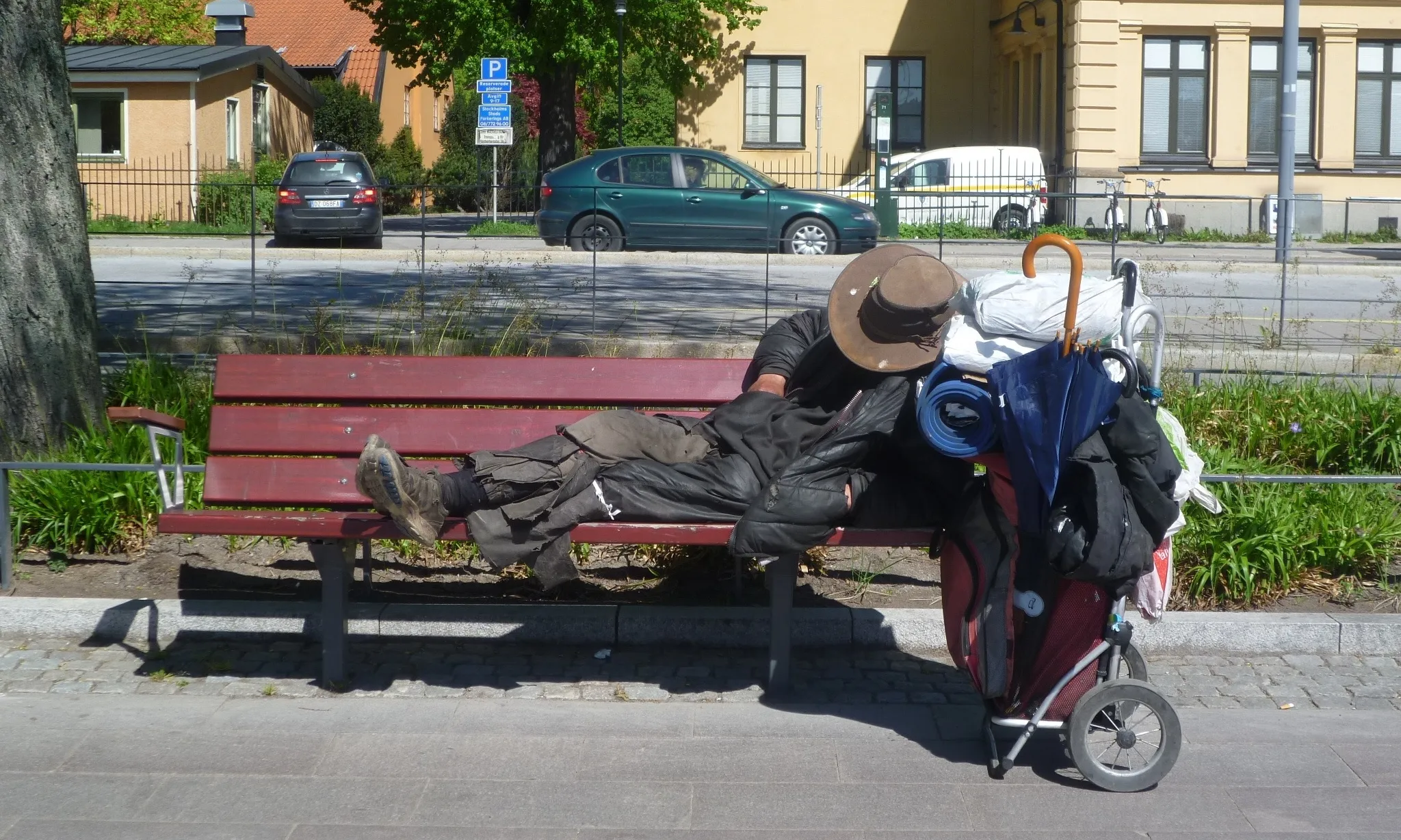 Cal humanitzar i donar a entendre la problemàtica del sensellarisme.