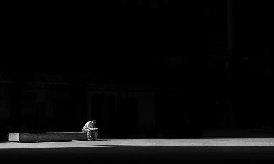 Comunitats contra l’aïllament és un projectque que pretén detectar les comunitats en aïllament i soledat no volguda. Font: Unsplash.