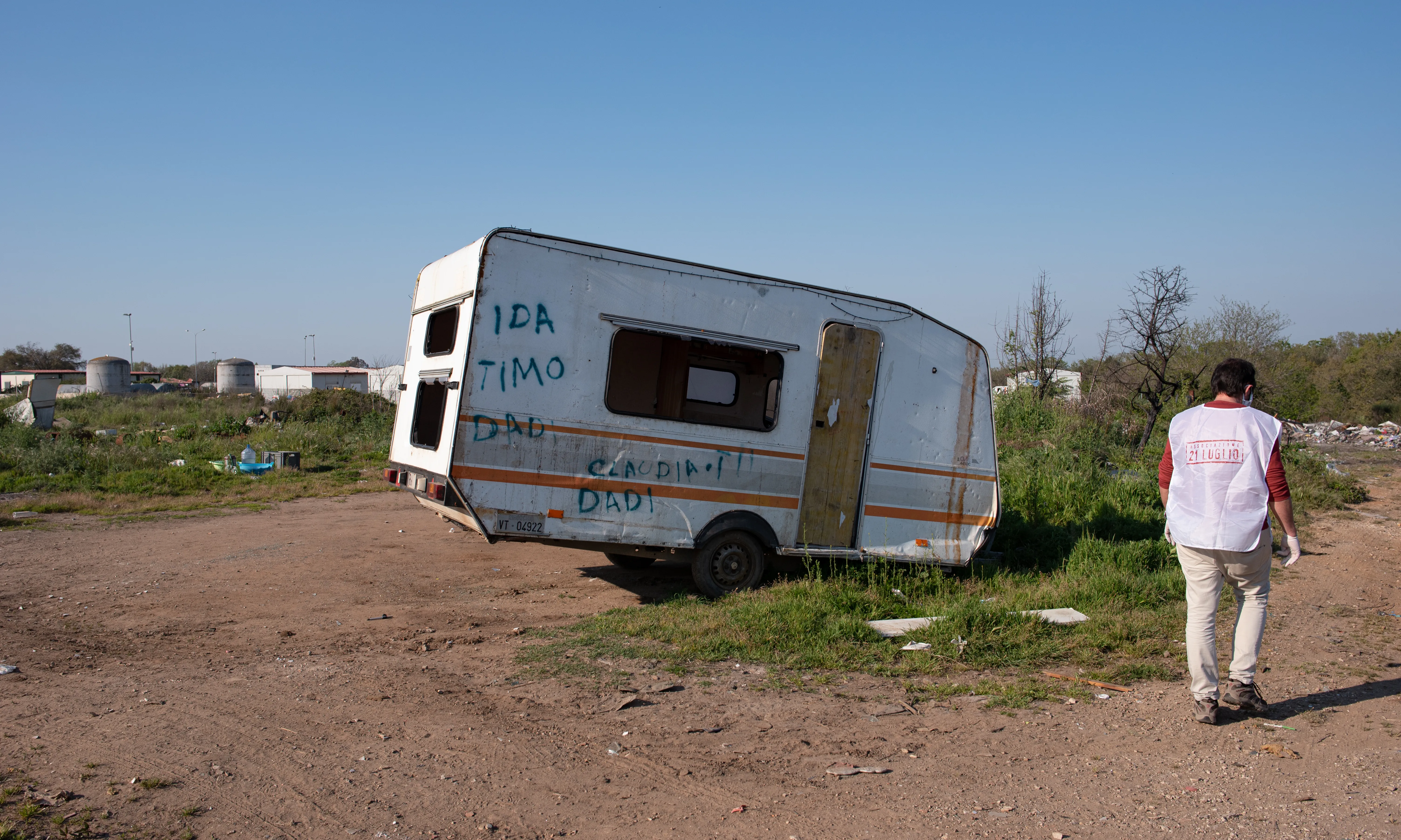 La tasca principal de l'entitat se centra sobretot en les comunitats gitanes que viuen en situació d’emergència habitacional a Itàlia.