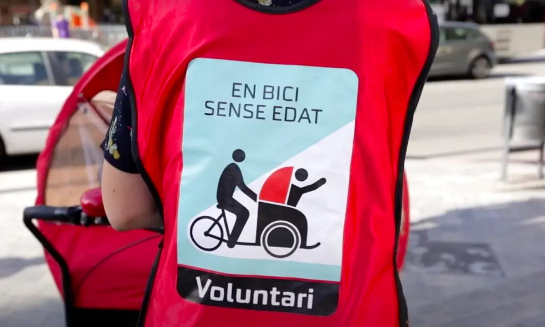 Els voluntaris d'En Bici Sense Edat passegen amb persones grans que se senten soles.