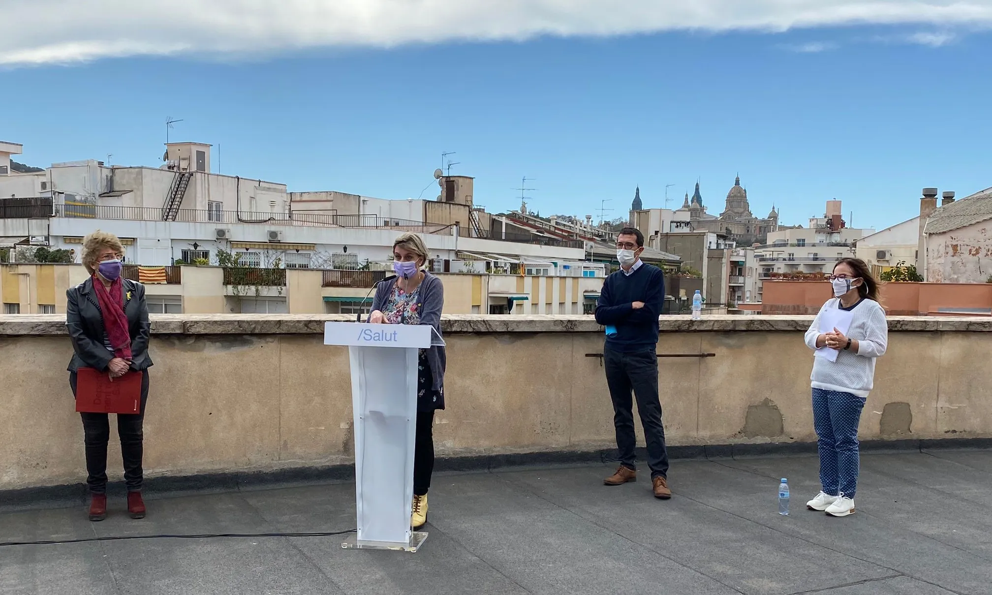 Imatge de la presentació de la guia al terrat del CAP Manso de Barcelona.