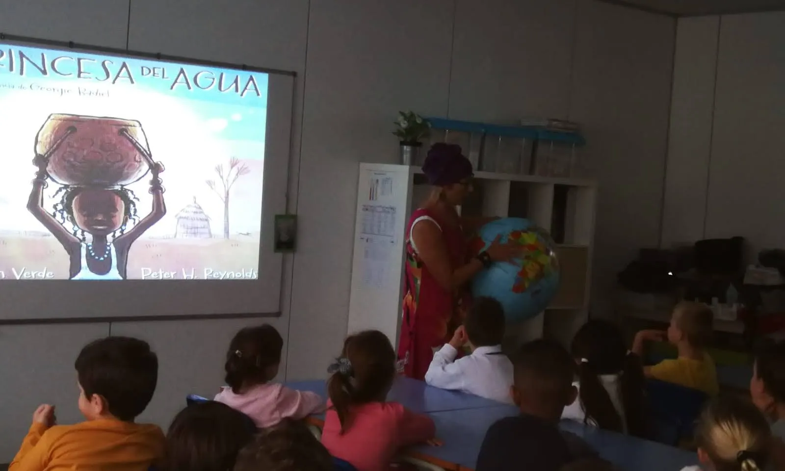 La representació del conte 'La princesa de l'aigua' en una classe