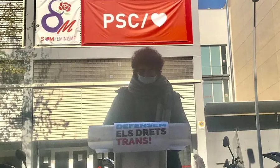 Àuria Soriano, representant de les entitats, durant la roda de premsa davant la seu nacional del PSC en denuncia dels discursos transfòbics.