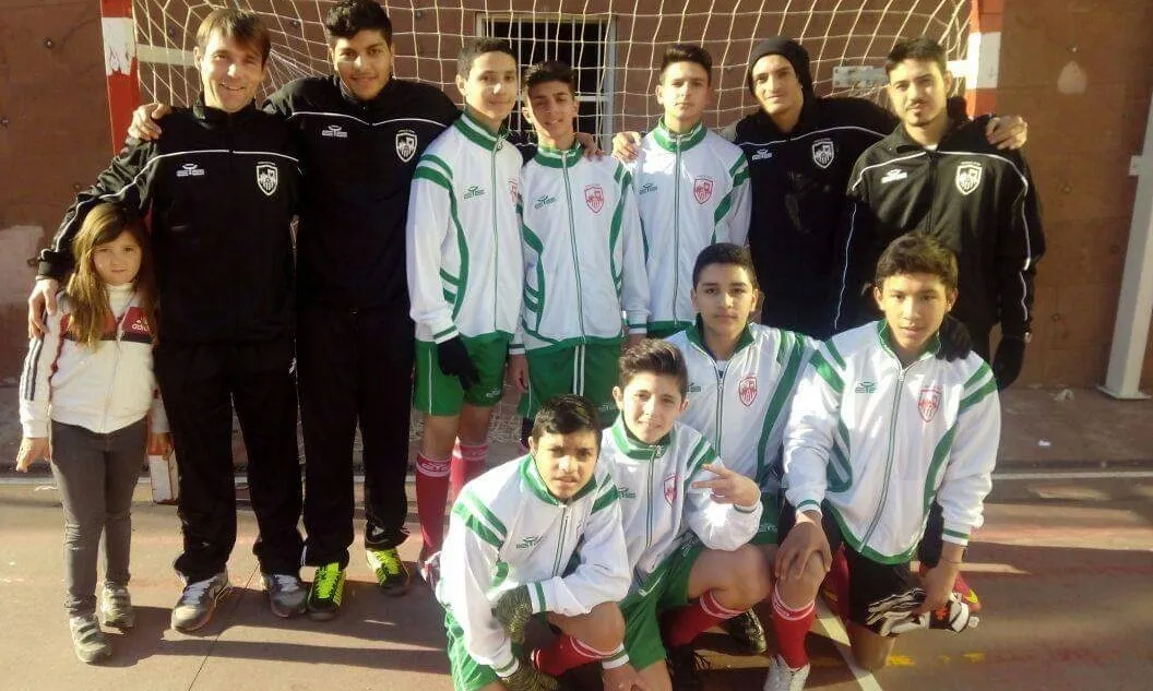 L'entitat treballa en un parell d’escoles de futbol, al barri de Sant Roc i La Mina, tant de nois com de noies. Font: Kali Zor.