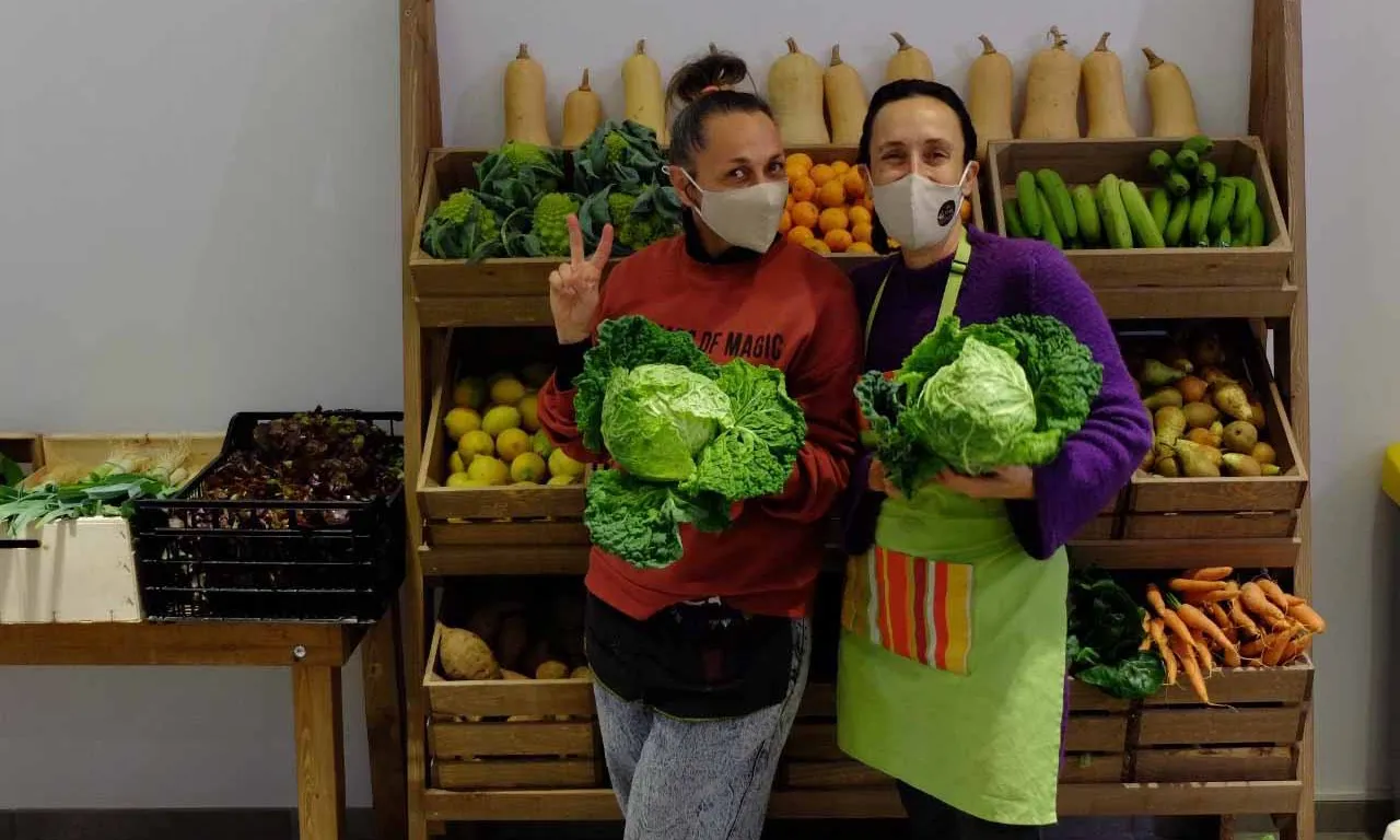 Mostres de satisfacció el primer dia de funcionament del supermercat cooperatiu La Feixa