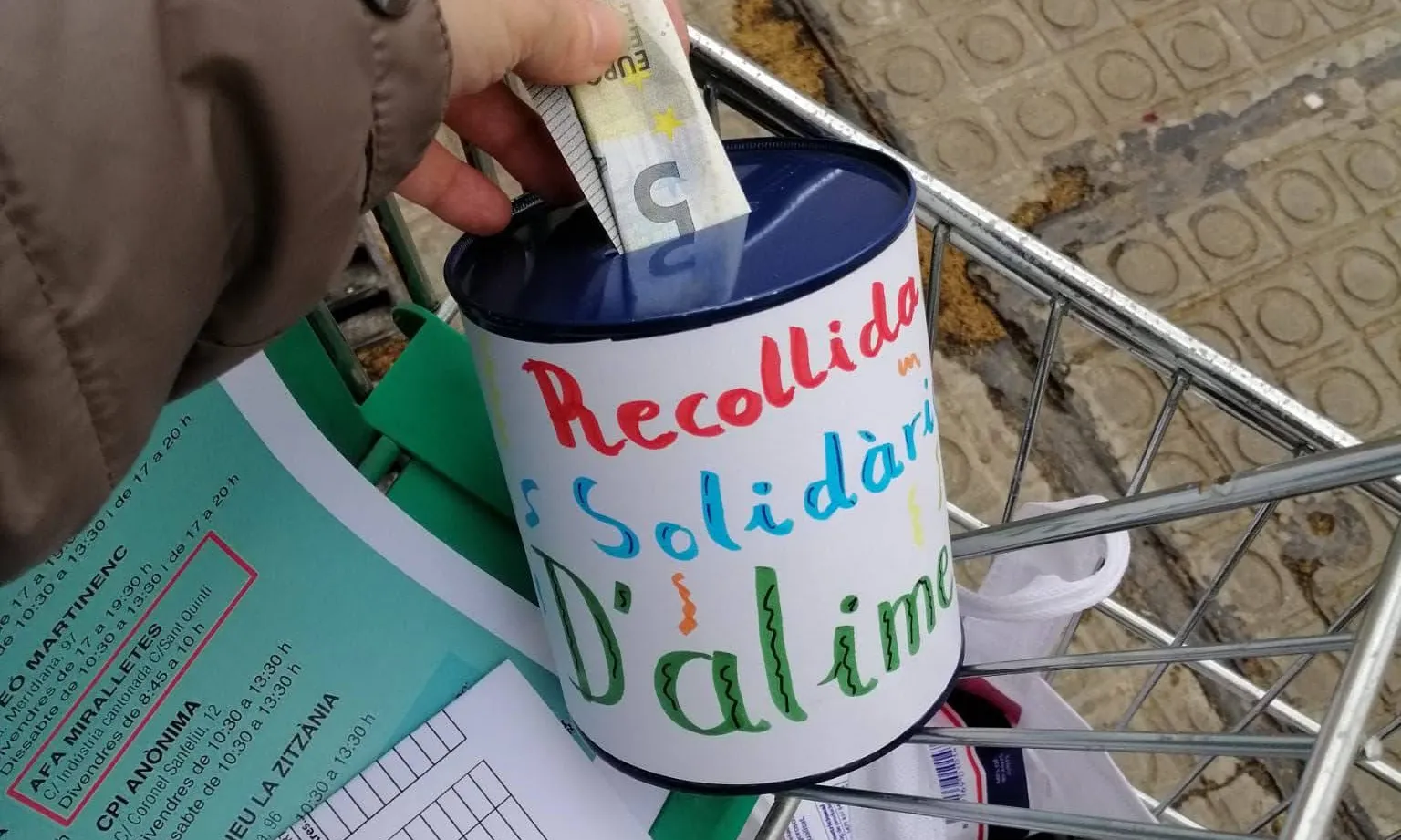 La Xarxa de Suport Clot-Camp de l'Arpa recull diners per comprar aliments frescos.