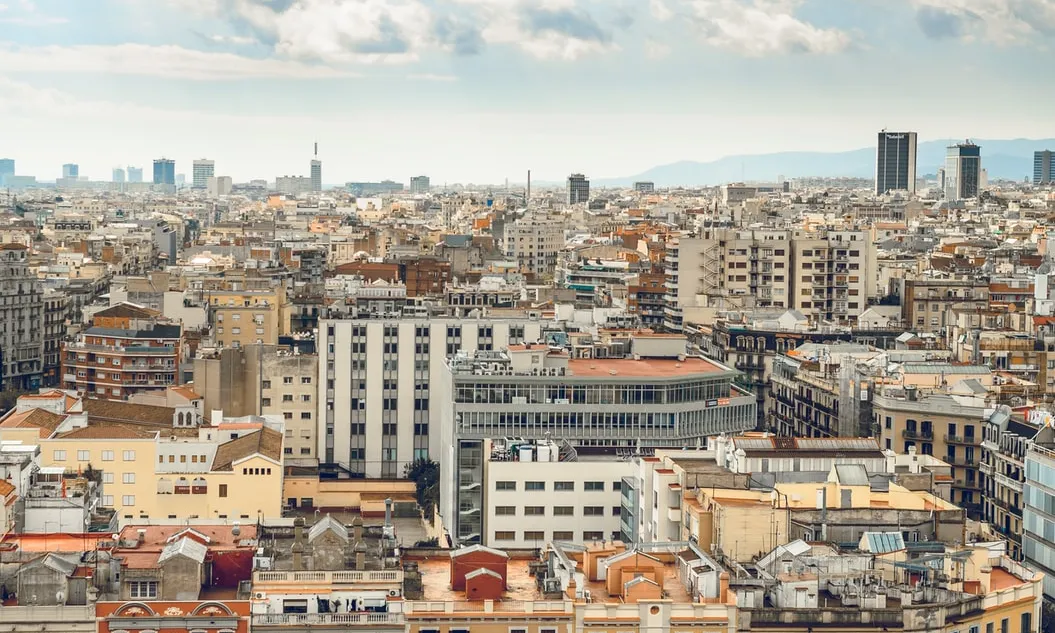 L’estudi evidencia que cal buscar fórmules que evitin o mitiguin les conseqüències negatives amb una regulació que protegeixi els i les llogateres. Font: Unsplash.