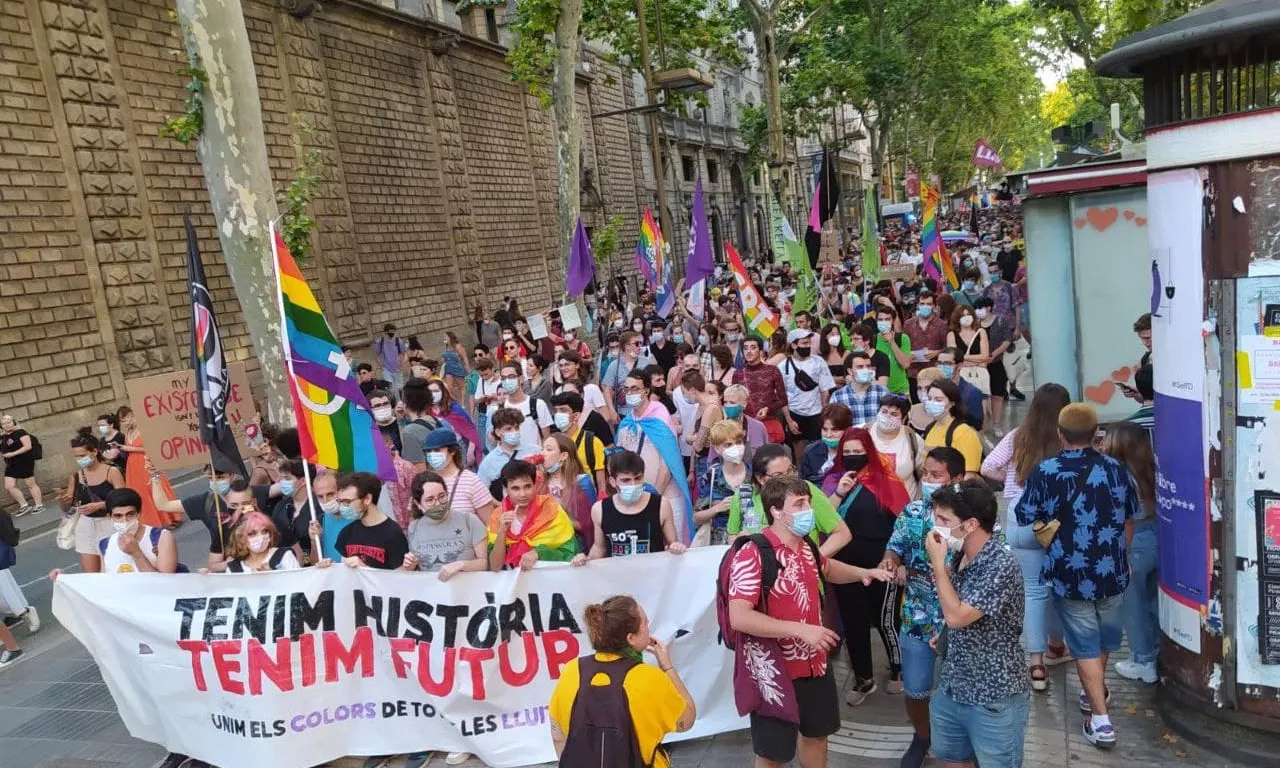 Manifestació pels drets del col·lectiu LGBTI sota el lema 'Tenim història, tenim futur. Unim els colors de totes les lluites'.
