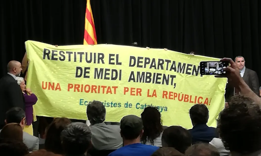 Acció reivindicativa de la Federació d'Ecologistes de Catalunya durant l’acte institucional de celebració del Dia Mundial del Medi Ambient al Palau de la Generalitat (2018).