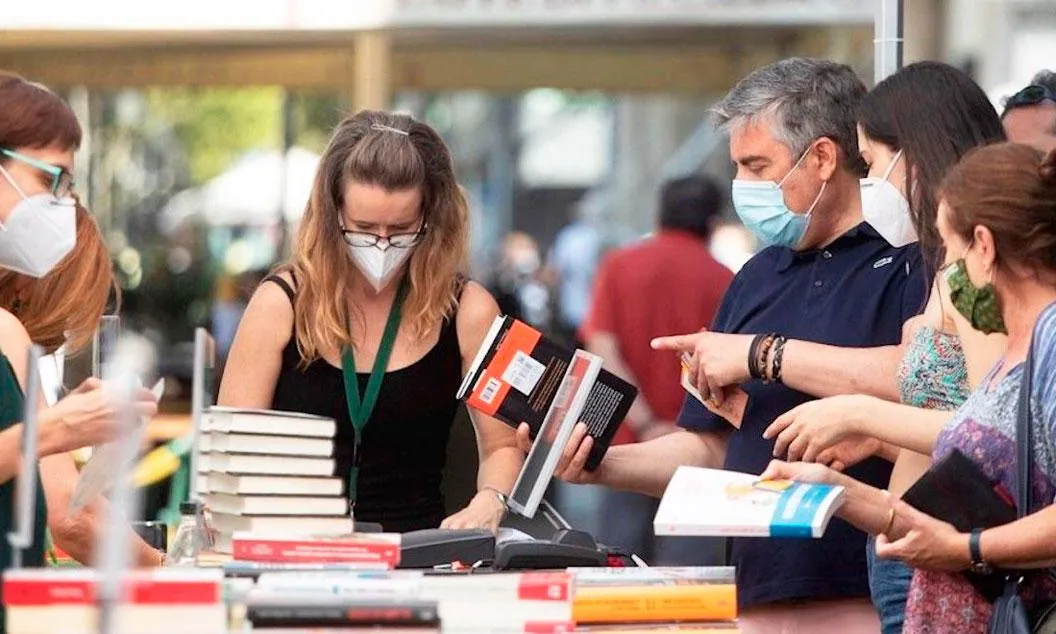Paradeta de llibres i roses durant la Diada de Sant Jordi del passat 23 de juliol.