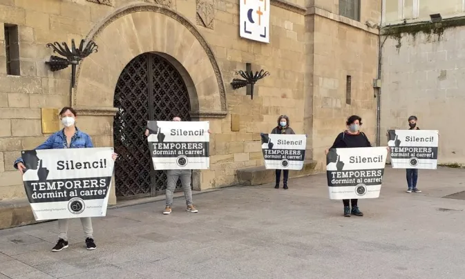 Fruita amb Justícia Social reivindica a la plaça de la Paeria la situació dels temporers. 