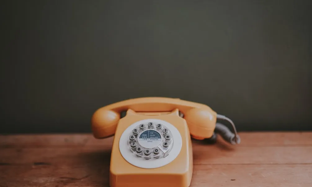 Durant aquest temps, les persones grans s’han sentit acompanyades per l’entitat i han valorat com a satisfactòries les trucades. Font: Unsplash.