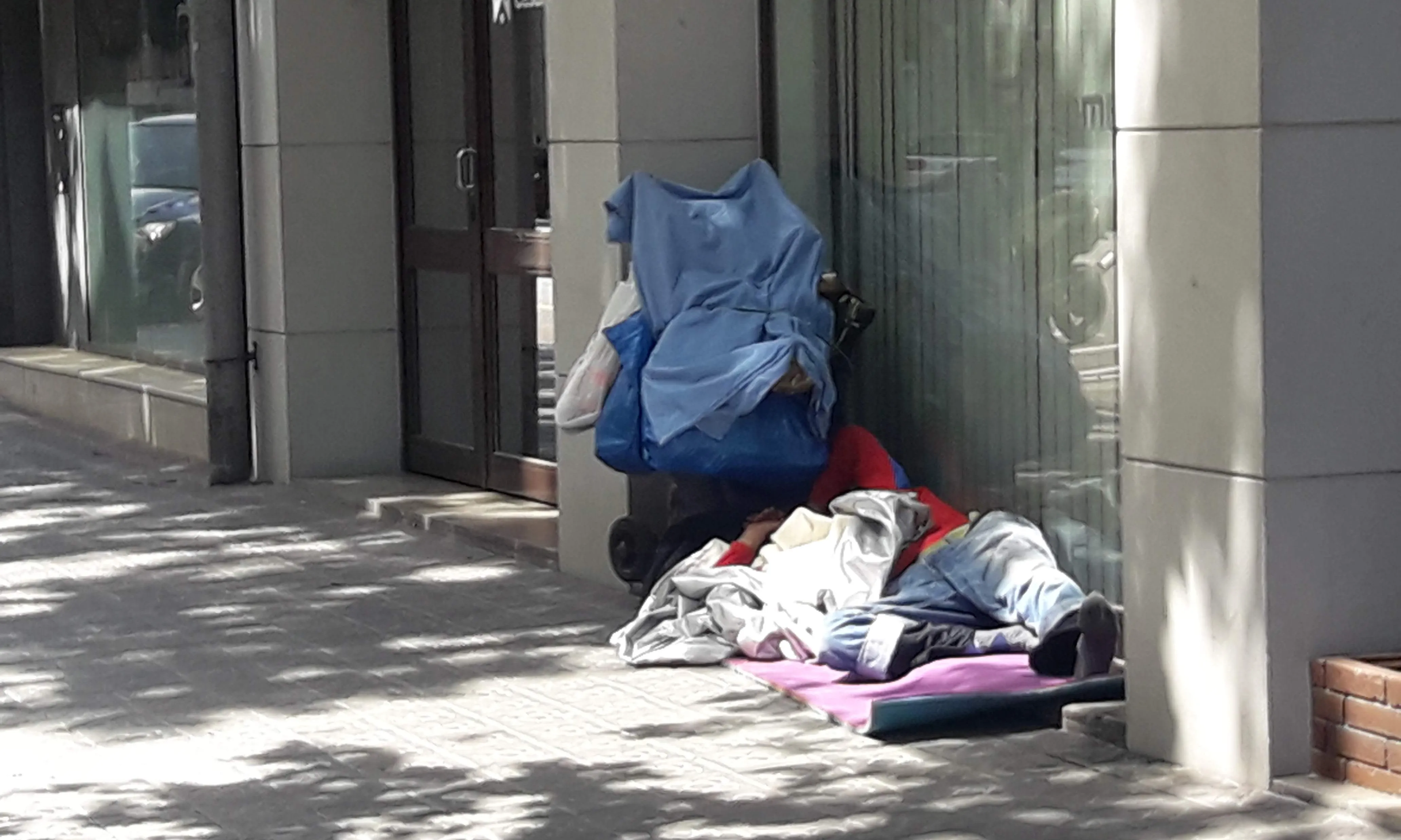 Una persona sense llar en un carrer del centre de Barcelona.