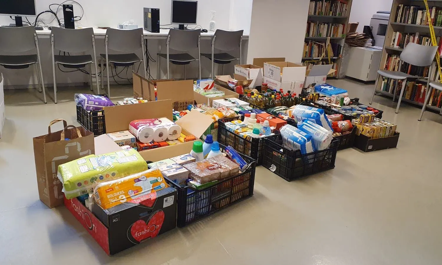 Recollida de menjar i productes bàsics de fa pocs dies de La Xarxa d'Aliments del Clot-Camp de l'Arpa, a Barcelonal