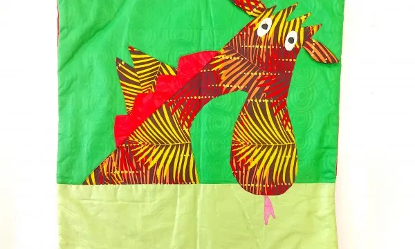 Funda de coixí Drac realitzat per l'entitat Ak Benn al Senegal. 