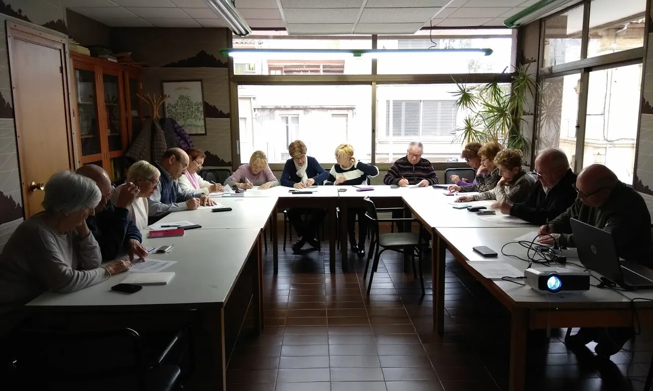 Les formacions se centren, sobretot, en ensenyar nocions bàsiques de l'ús del telèfon mòbil.