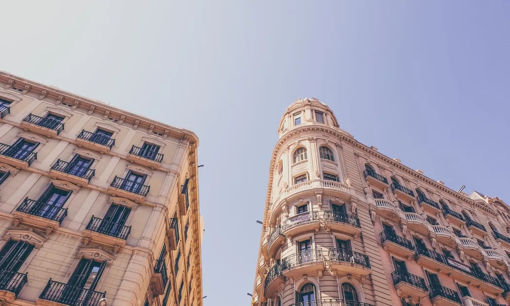 L’informe també alerta que les execucions hipotecàries van créixer fins a les 20.460, amb 4.643 només a Catalunya. Font: Unsplash.