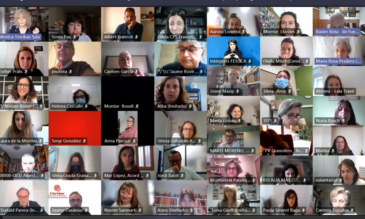 Més d'un centenar de persones segueixen la presentació de la guia per incorporar la diversitat en el voluntariat.