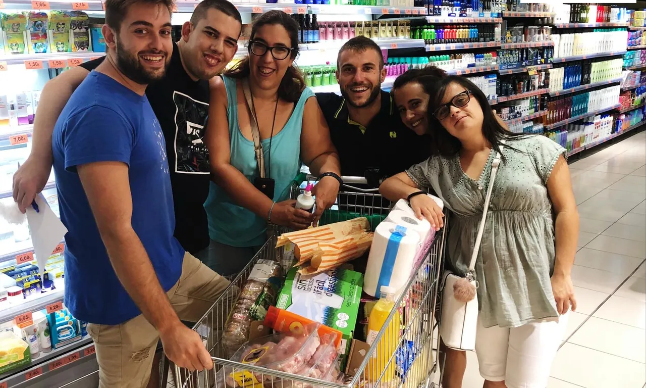 Es tracta de conviure en un pis compartit amb jovent universitari que, de manera voluntària, ajuda a aquestes persones a fer-se càrrec de les responsabilitats que comporta viure de manera autònoma.