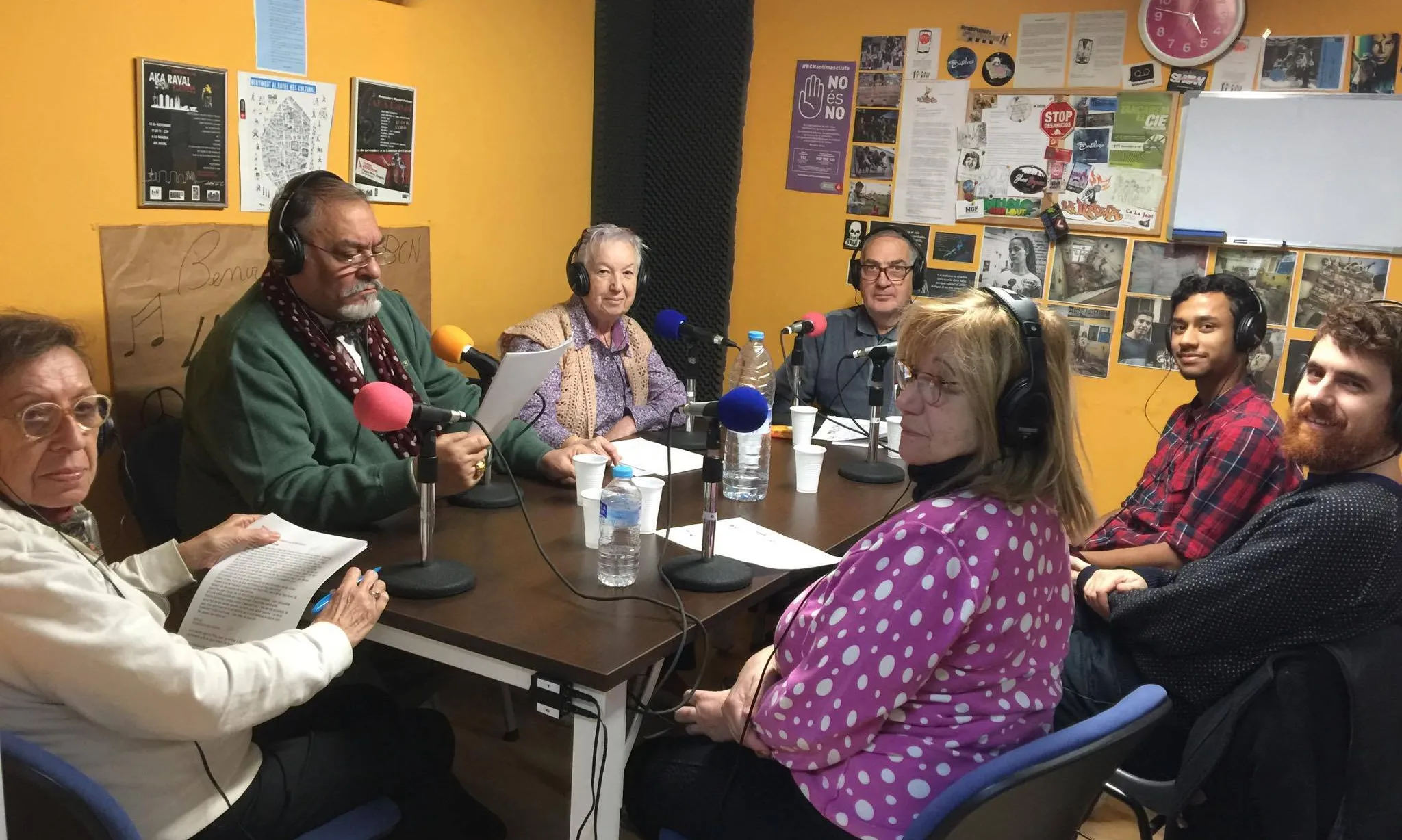 Participants de la Mediateca fent un programa de ràdio