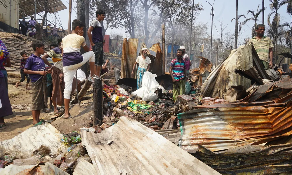 L'incendi ha devastat els camps on es refugien prop d'un milió de rohingyes.
