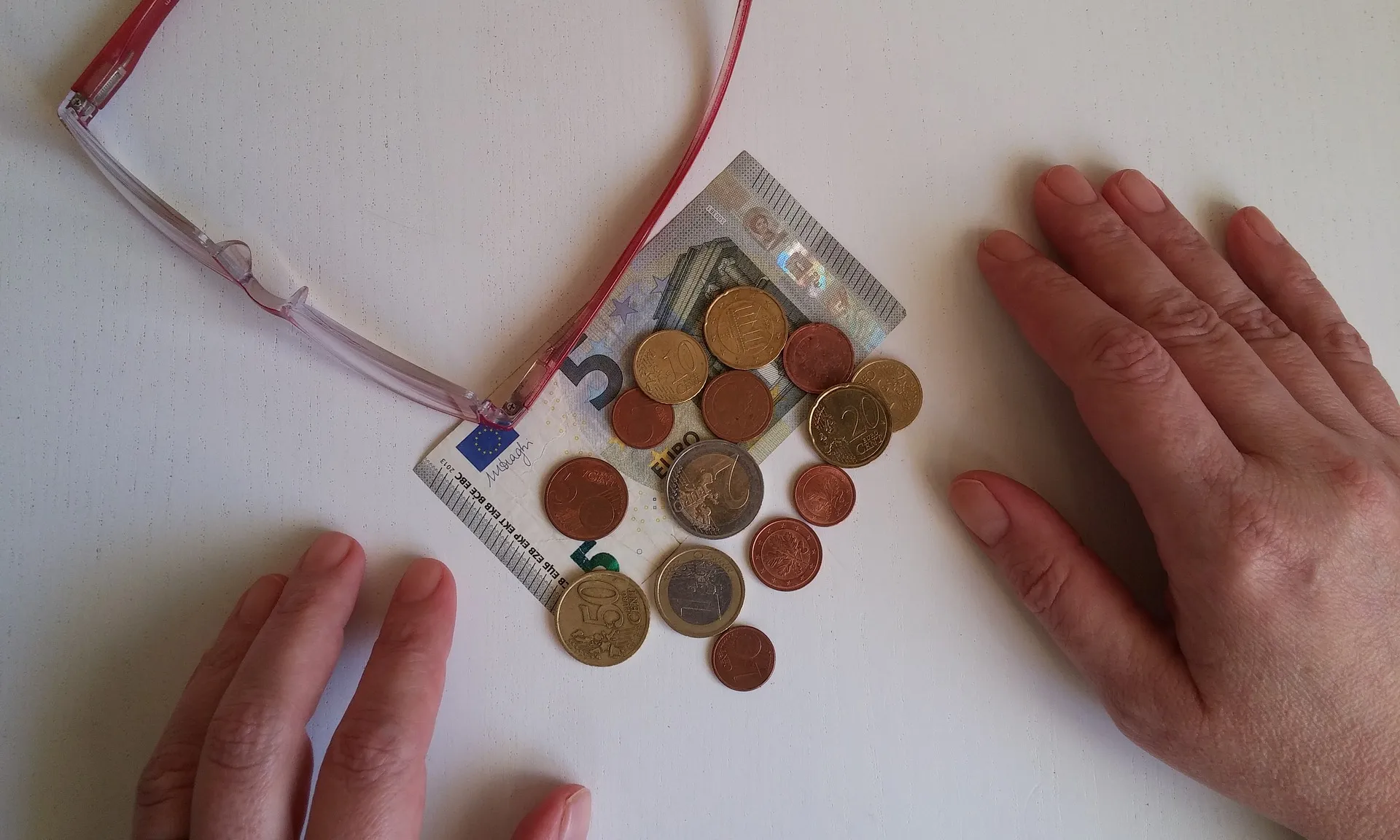 Igualment, reclama suport per a una Iniciativa Ciutadana Europea que necessita un milió de firmes.