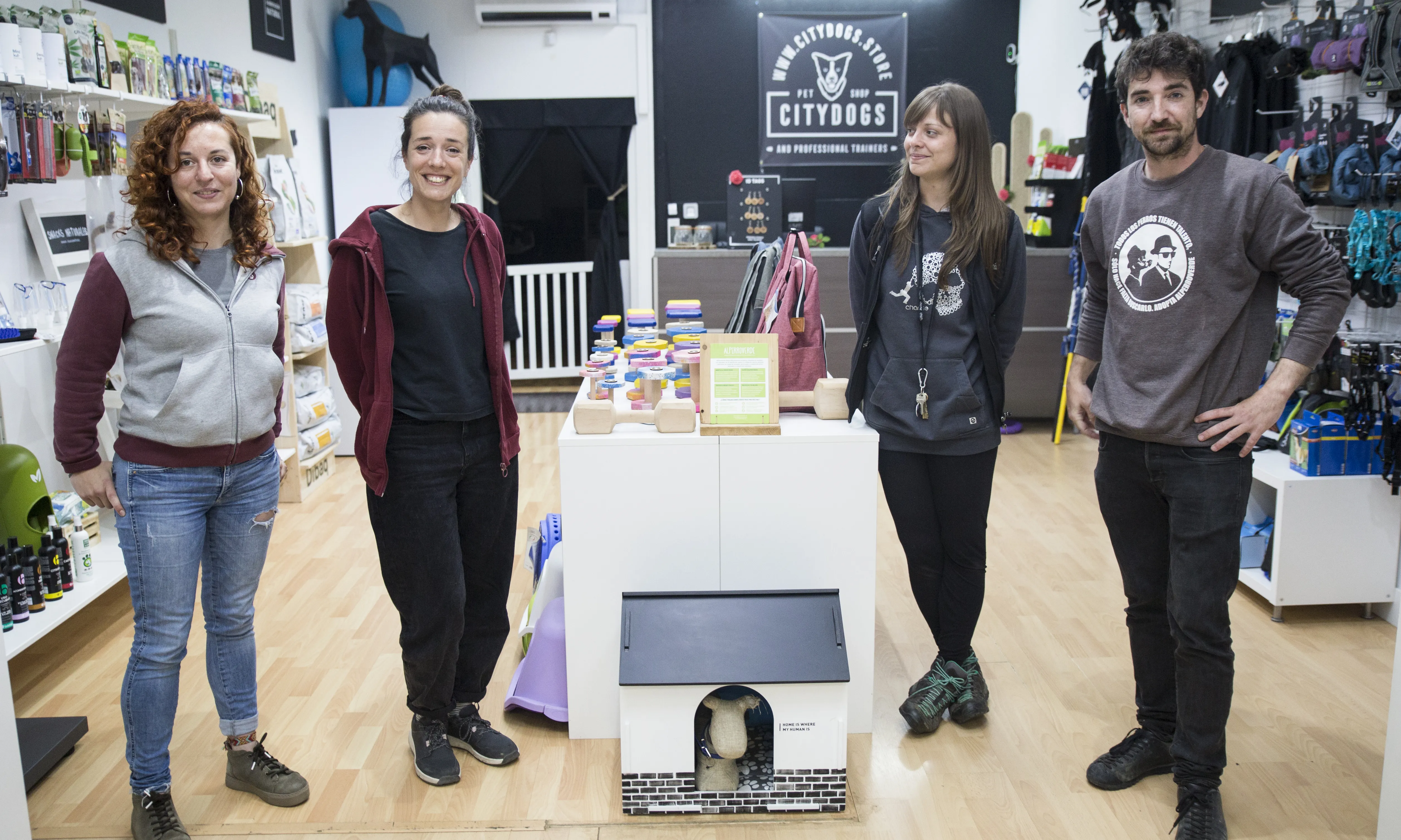 Anna Pedrola, Sonia Sitjas, Cristina Doria i Albert Ayala, de l'associació Al Perro Verde, a la cooperativa CityDogs, que col·labora amb alguns dels seus projectes