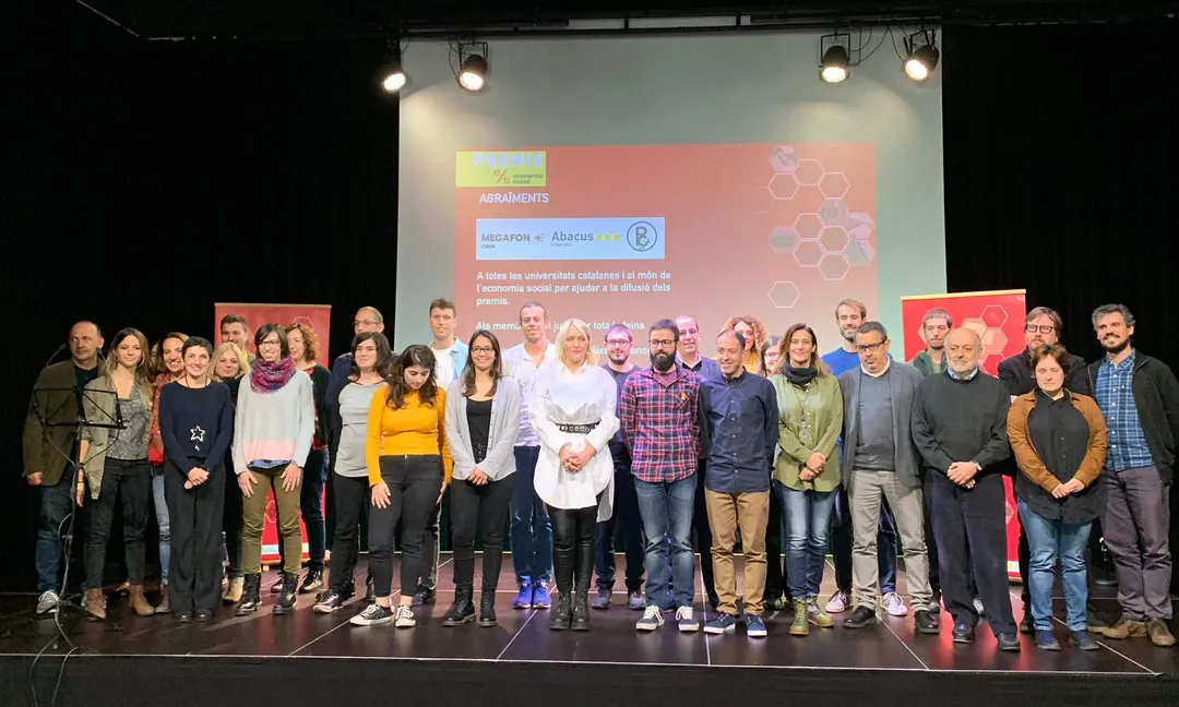 Foto de família de guanyadors i organitzadors dels Premis Economia Social 2019
