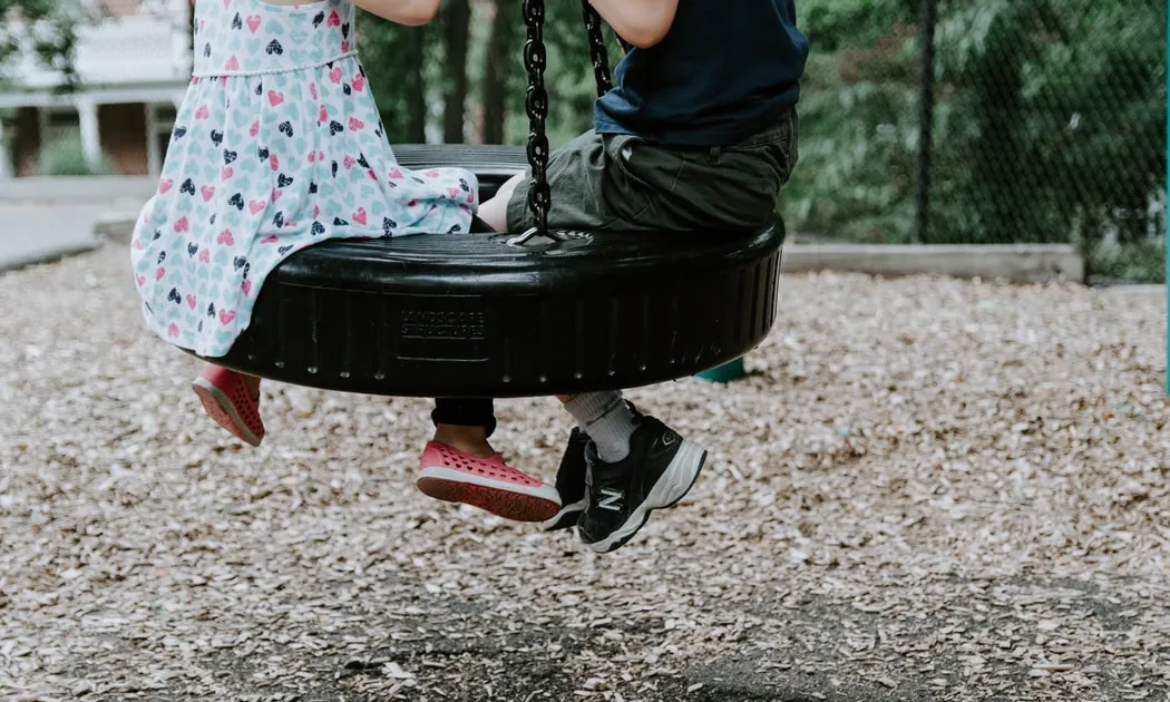 Aquesta ha estat batejada com la Llei Rhodes, amb referència al pianista James Rhodes, que va estar víctima d’abusos sexuals durant la seva infància. Font: Unsplash.