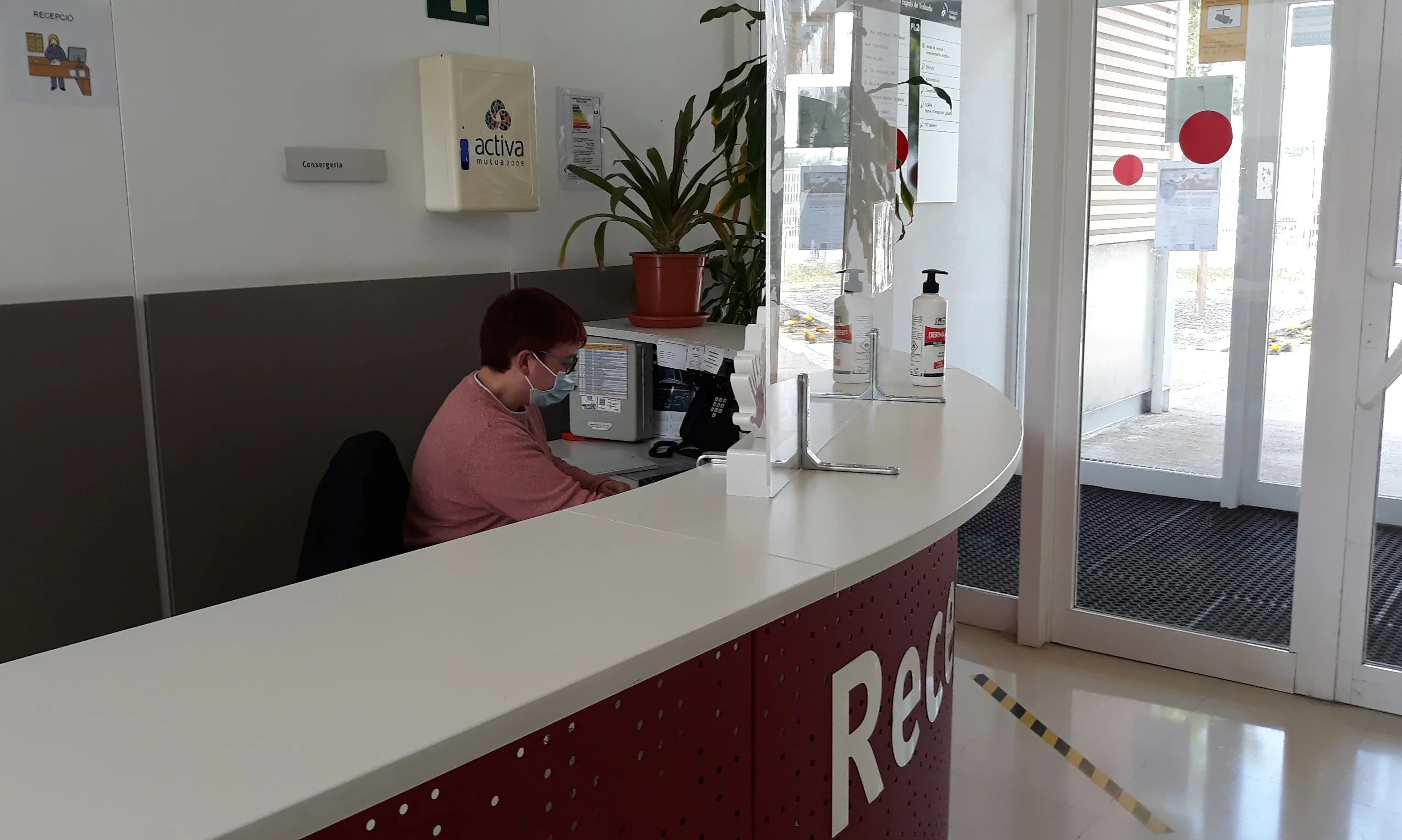 L'Anna Viñas, a la recepció de la seu de la Fundació Onada.