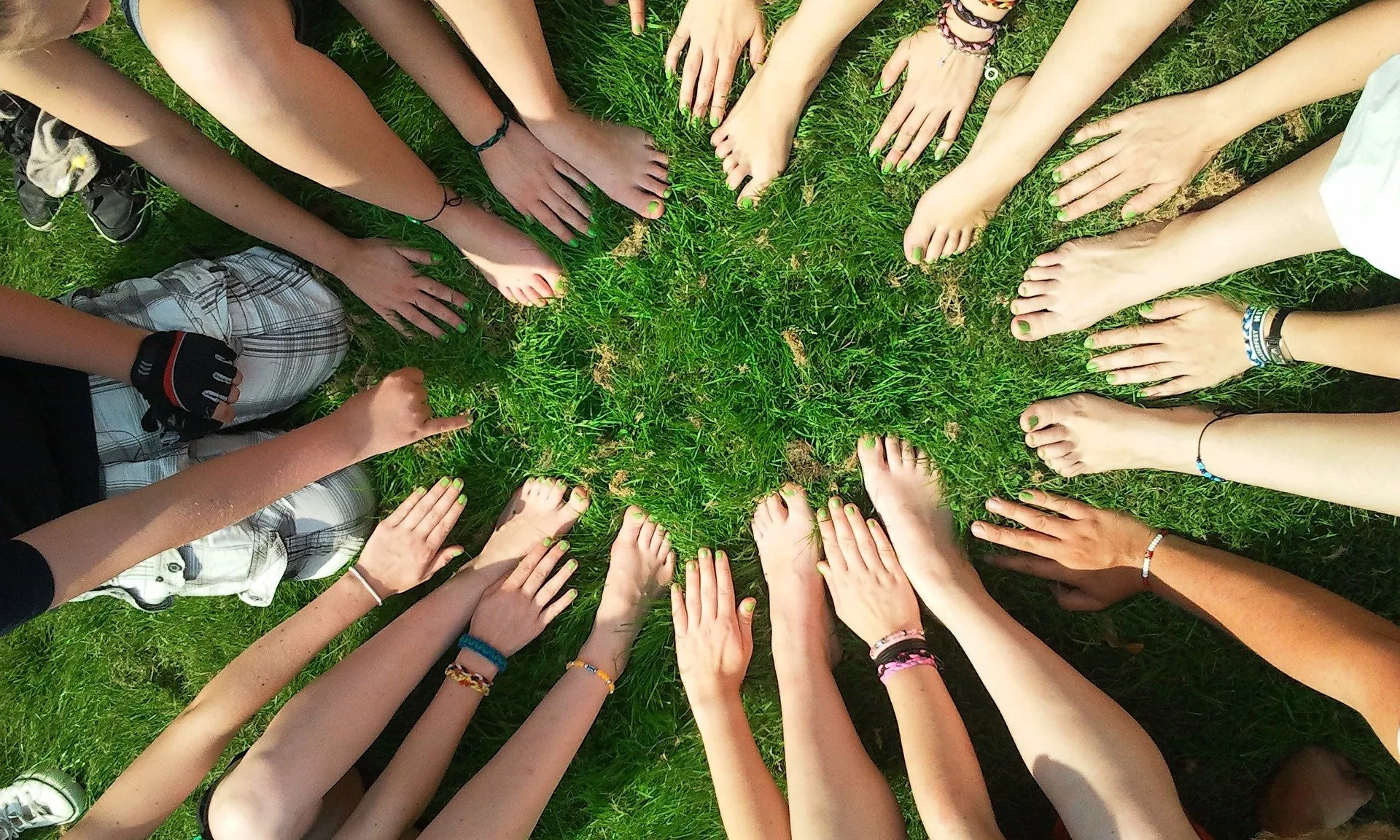 Un grup de persones ajutnant peus i mans durant una acció motivacional.