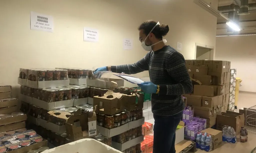 Una imatge del servei de distribució d'aliments d'Arrels Sant Ignasi a Lleida.