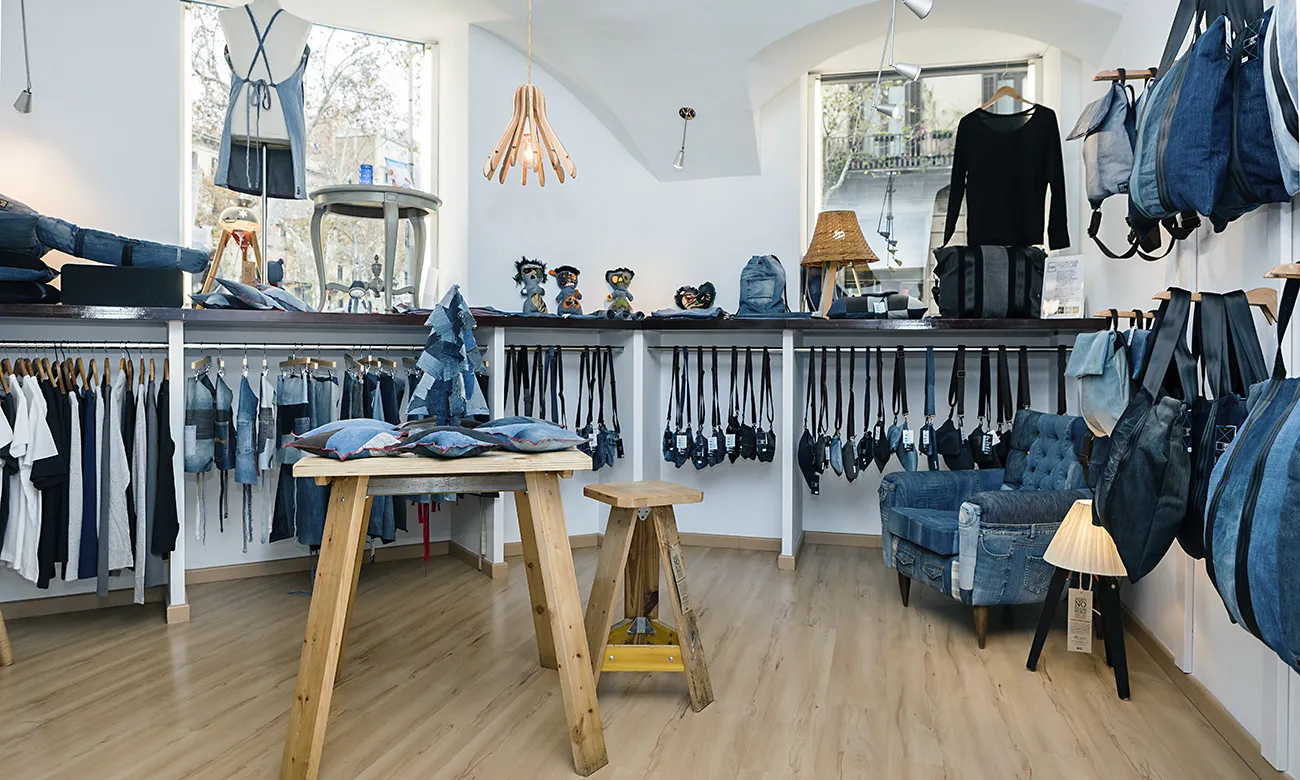 Infinit Denim és un projecte de moda circular que desenvolupa un teixit procedent del reciclatge de texans post consum.